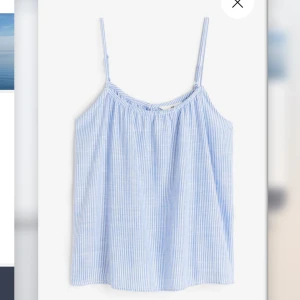 Blå och vit randig topp ifrån hm - Säljer detta randiga linne i storlek S ifrån hm! Det är bara att skriva för privata bilder!🥰🥰