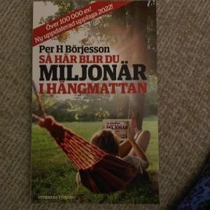Så här blir du miljonär i hängmattan. Ny pocket  - Vill du bli rik utan stress? Den här boken ger dig enkla tips och grundkunskaper om hur du kan spara smart och bli miljonär, nästan som att ligga i en hängmatta. Perfekt för unga vuxna som vill ta kontroll över sin ekonomi på ett avslappnat sätt.
