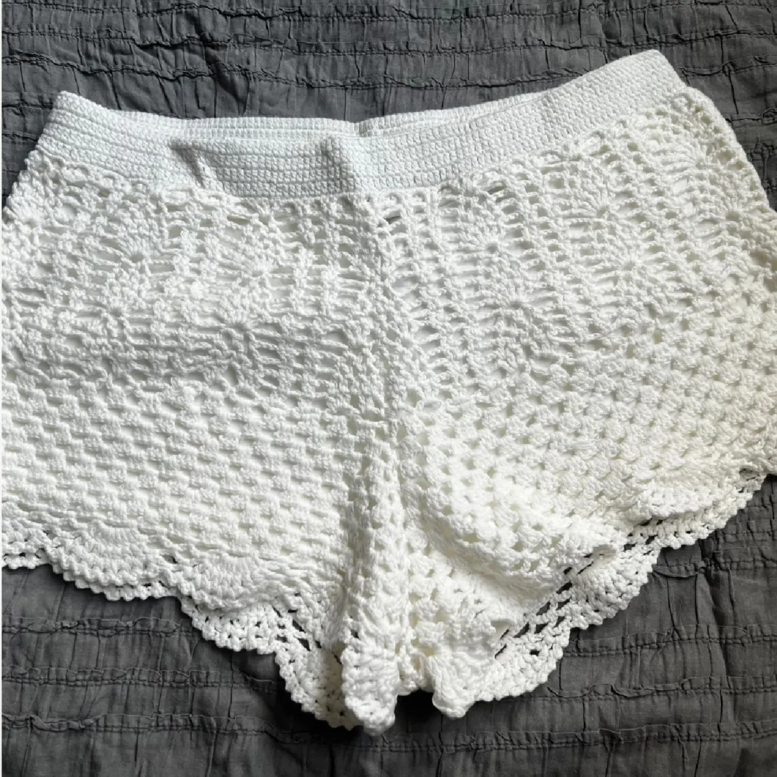 Vita virkade shorts med spetskant - 1