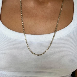 Långt silverfärgat Thomas Sabo halsband  - Stilrent halsband i silverfärg med grova, runda länkar. Kedjan är lång och kan bäras både enkel och i Y-form för en cool layering-effekt. Perfekt att kombinera med andra smycken för en trendig look.