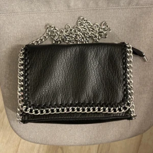 Svart Tiamo väska - Tiamo väska, använt en gång. Nypris 500 kr, säljer för 225 kr Boostad annons, så passa på innan nån annan snappar den!🤍