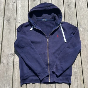 Ralph lauren hoodie - Sjutk fet ralph lauren hoodie i size S! Självklart äkta!  Finns tecken på användning men fortfarande fint skick! 