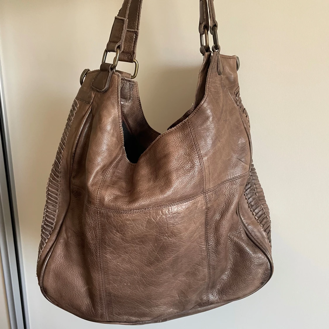 Brun axelväska i skinn med flätade detaljer