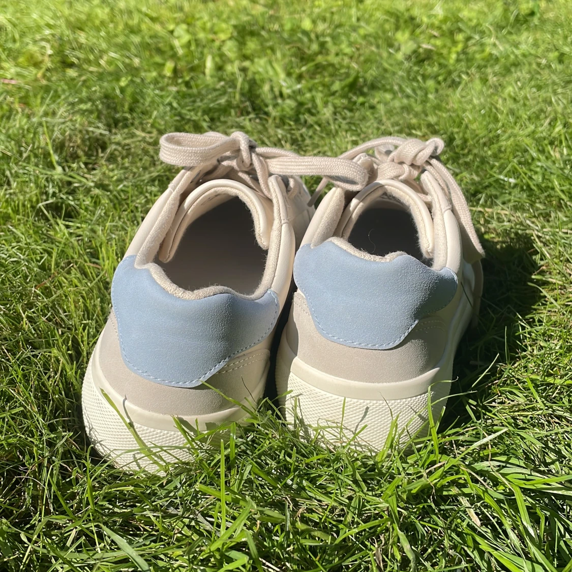 Beige sneakers med blå detalj - 2