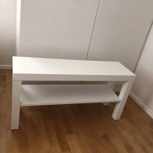 Bord - Säljer detta bord från ikea. Nypris 300 kr. Bor i Göteborg, så kan hämtas hos mig. Pris kan diskuteras 