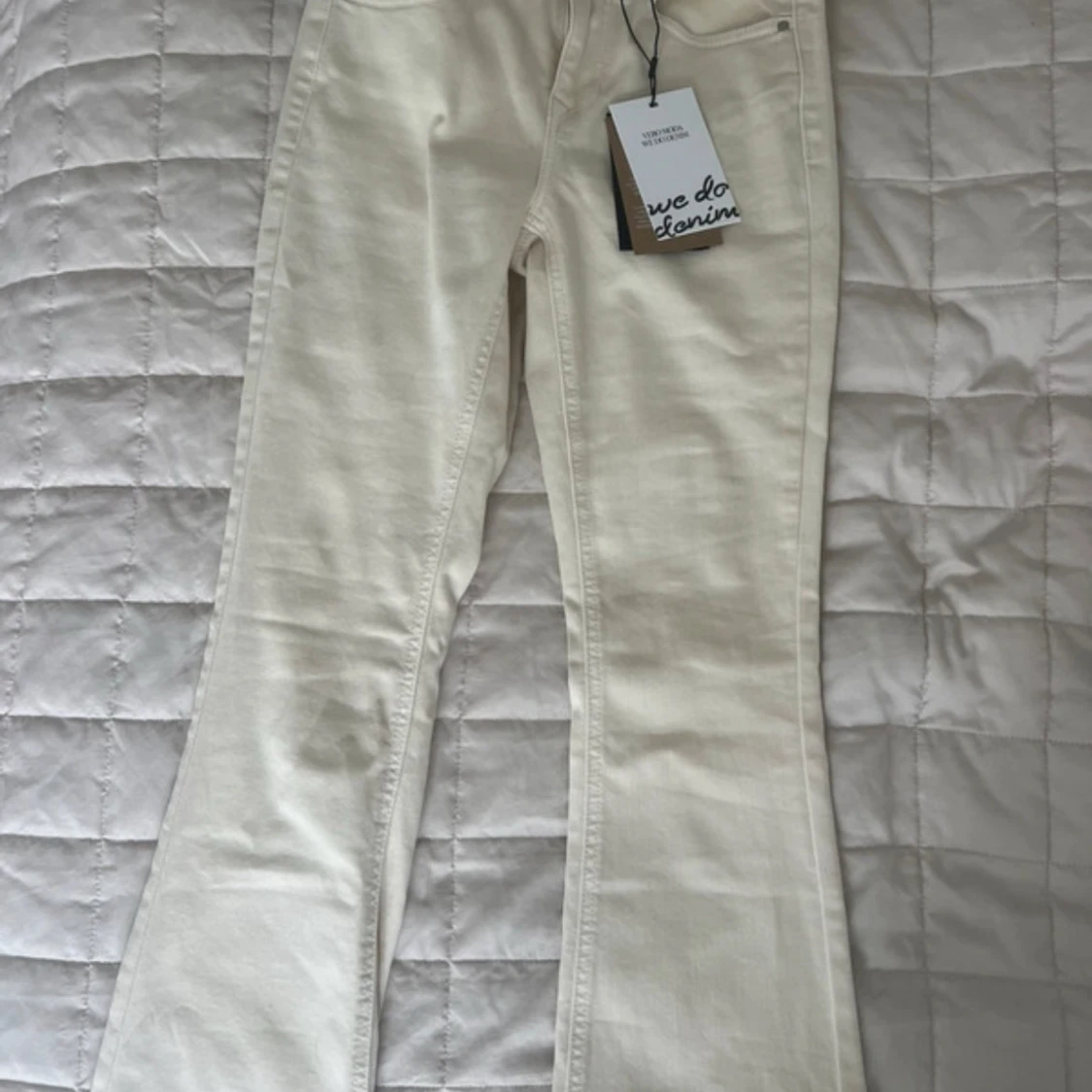 Beiga bootcut jeans från Vero Moda - 1