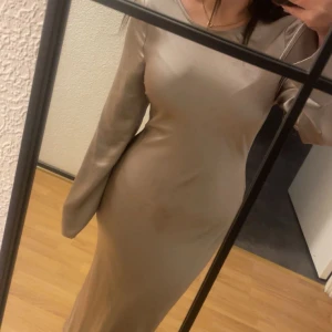 Beige långklänning med vida ärmar - Slutsåld klänning 