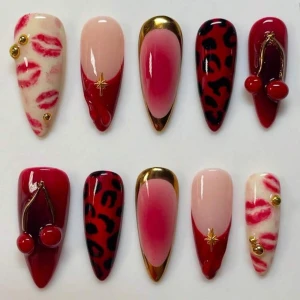 Färgglada lösnaglar med mönster - Snygga lösnaglar i olika designer med röda och rosa nyanser, leopardmönster, guldiga detaljer, körsbärsdekorationer och läppavtryck. Naglarna har både glansig och matt finish samt inslag av nude och guld. Perfekt för dig som vill sticka ut med din nagelstil.