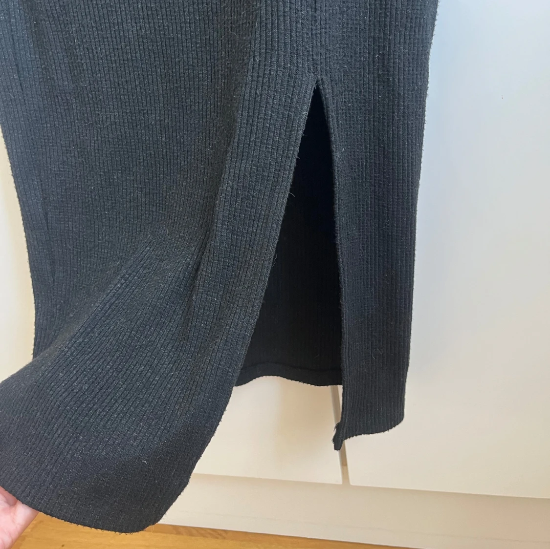 Ribbad långkjol med slits - 1