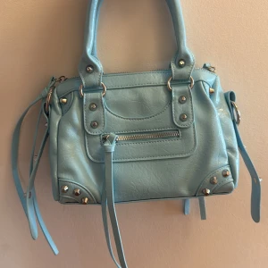 Blå väska - Jätte fin blå väska som inte  har kommit till användning tyvärr❤️🫶