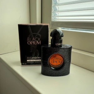 YSL Black Opium Eau de Parfum 30ml - Helt ny!  Fick denna i present men använder inte denna doft längre, därav är den helt nu och jag säljer denna 💕  Yves Saint Laurent  Black Opium EdP 30 ml  Ord pris: 700-1000kr