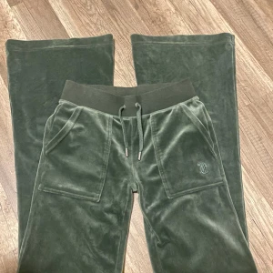 Juicy couture byxor - Juicy couture byxor, färg: chinois green (färgen kan se lite annorlunda ut på bilden jämfört med verkligheten).  Low rise bootcut, storlek XXS men passar även XS och S då dem är stretchiga med justerbar midja. Nypris: 1200kr. Mitt pris: 500kr Mycket använda men fortfarande i väldigt gott skick. (finns ett litet hål på en ficka men som ej är märkbart när man har på sig dem, se sista bilden) Kom gärna med frågor eller prisförslag🫶🏻