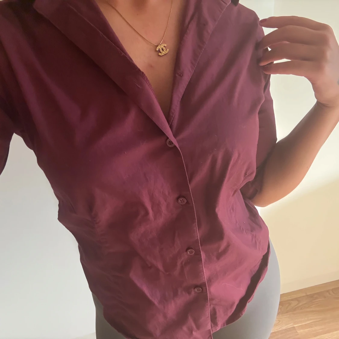 Vinröd skjorta med knappar - 1