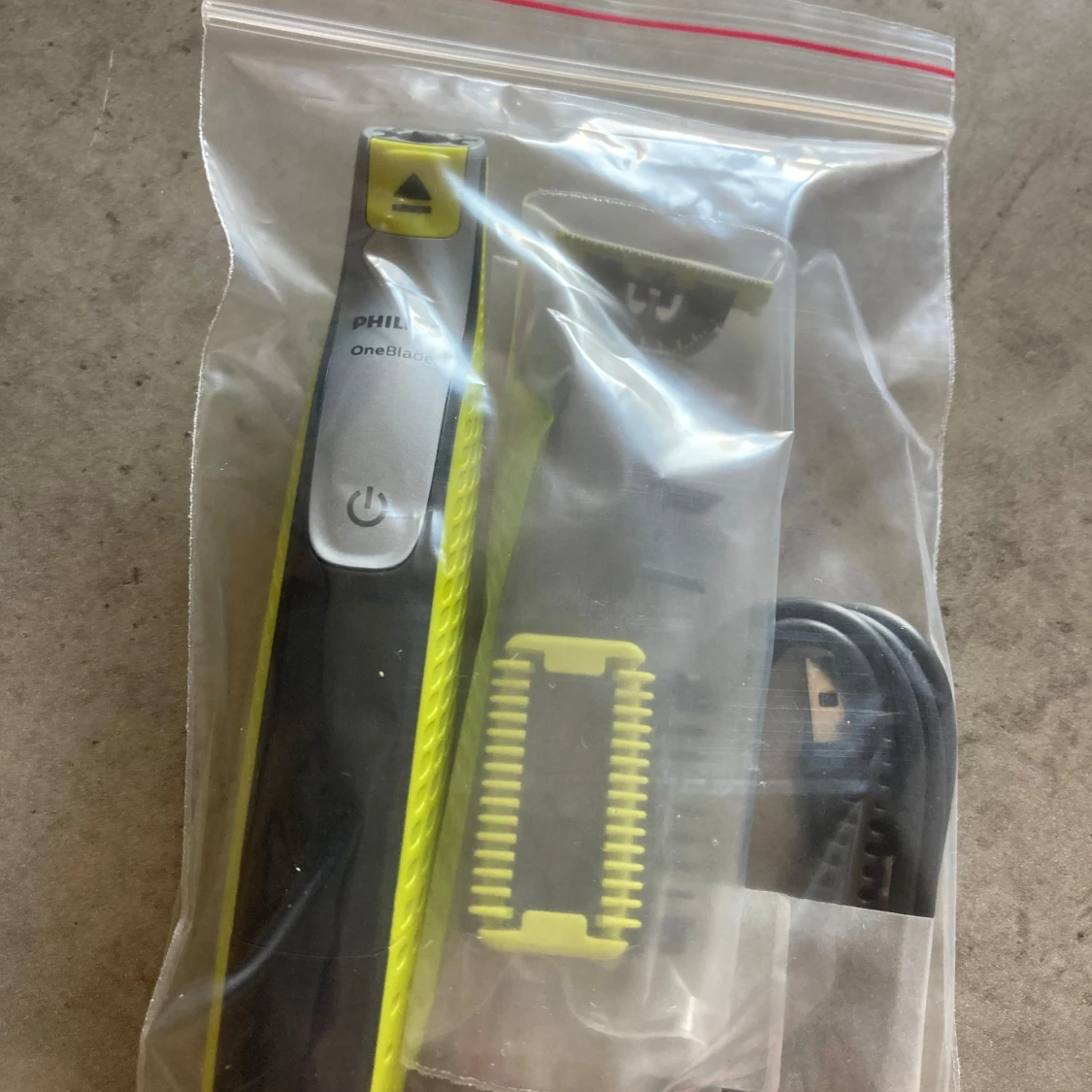 Philips OneBlade rakapparat med tillbehör - 2