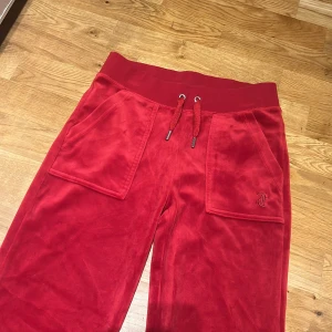 Röda velourbyxor Juicy Couture XS - Säljer mina fina röda mjukisbyxor från juicy💞De har knappt används, så skulle säga som helt nya. Byxan är i storlek xs💞Nypris 1200