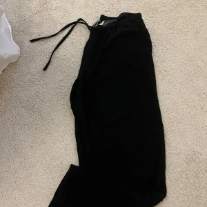 Populära lågmidjade linnebyxor från Hm - Populära linnebyxor från Hm, lågmidjade och raka ben. 