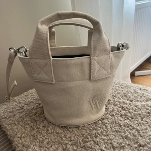 Beige axelväska  - Snygg beige axelväska. Endast använd ett fåtal gånger