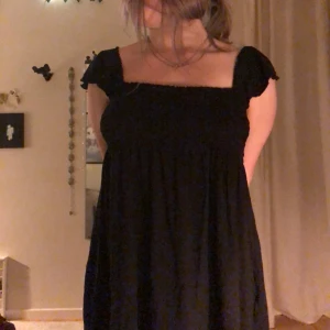 Baby doll mini klänning! - ⚠️Enligt etiketten är det large, men jag tvättade den för varmt (😔) så nu passar den inte mig längre, och skulle säga att den är xs, därför står det i annonsen. ⚠️