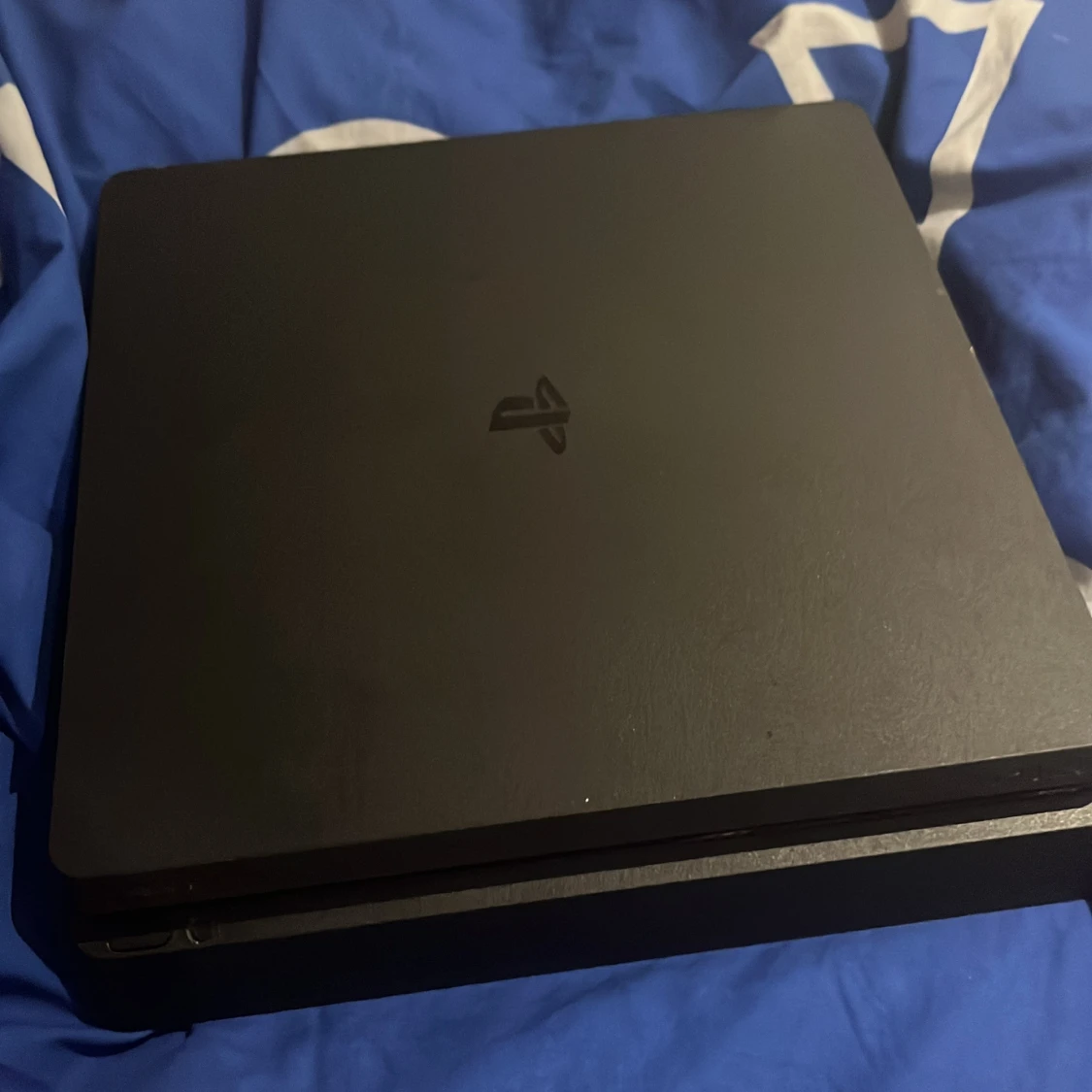  Här är ett PS fyra med bra skick. Det har jätte jättemånga skins på Fortnite och 400 V-B Bucks har också Minecraft Roblox och dra Rocket League account GTA fredag den 13:e alla spel som du kan tänka dig  - 4