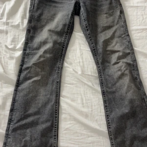 Grå jeans från gina tricot - Använd fåtal gånger, stl 146/152 