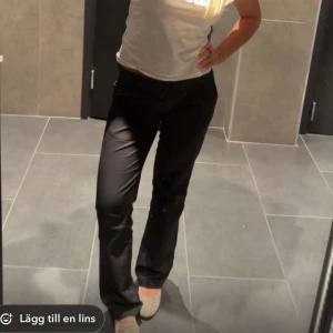 Svarta lågmidjade kostymbyxor från BikBok - Snygga svarta lågmidjade kostymbyxor från BikBok, säljer då dem inte passar längre. Ordinarie pris 499kr