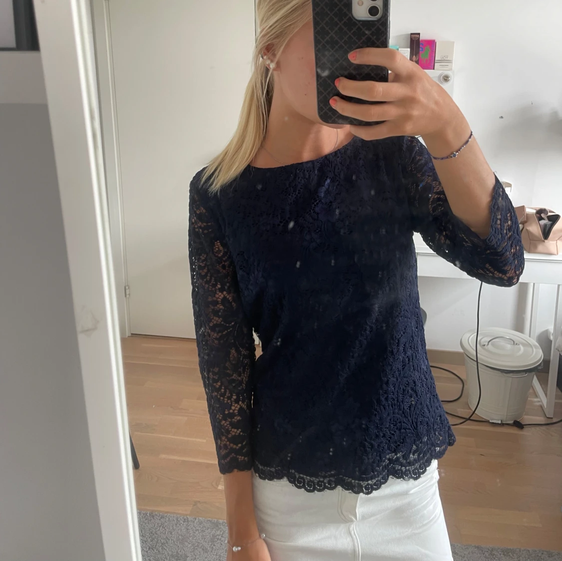 Mörkblå spetsblus med trekvartsärm - 1