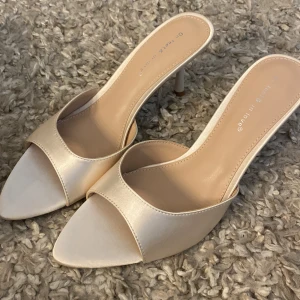 Klackar - Super fina och inte ens testade då jag råkade beställa 2 par. De är i storlek 39 men skulle säga att de funkar för 38 också. Super fina och bekväma. De är vita fast åt champangefärgade hållet