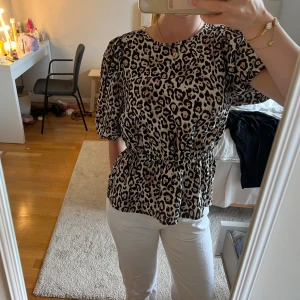 leopard blus - säljer en snygg leopard blus med puffärmar från only! Knappt använd i storlek S💕