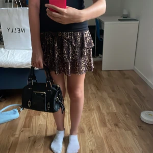 Leopardmönstrad volangkjol från LMTD - Säljer en kort volangkjol från LMTD med snyggt leopardmönster i bruna och svarta toner. Det finns inget spår på användning och den💕Skickar inom 1-3 dagar oftast. Den är i storlek 158 men passar mig som har storlek 164💗