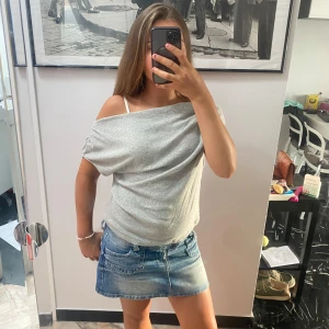 Ljusgrå offshoulder topp - Säljer en ljusgrå offshoulder topp från Zara! Jätte fin under höst tid men även sommar tid💕 köpte den i april och har inte kommit till mycket andvändig! Tröjan är i storlek L och  Själv är jag i storlek XS och S,( så den passar xs,s och säker även m) 