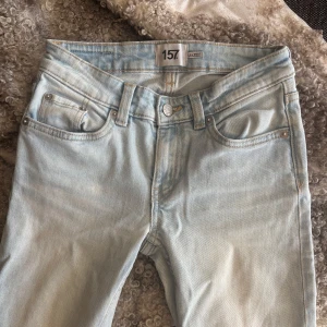 Ljusblå jeansbyxor från 157 - Snygga ljusblå bootcut jeansbyxor från lager 157. Har en low waist midja och är tillverkade i mjukt bomullstyg med en lätt tvättad look. Perfekta för en chill och avslappnad stil. Väldigt snygga och passar till allt.