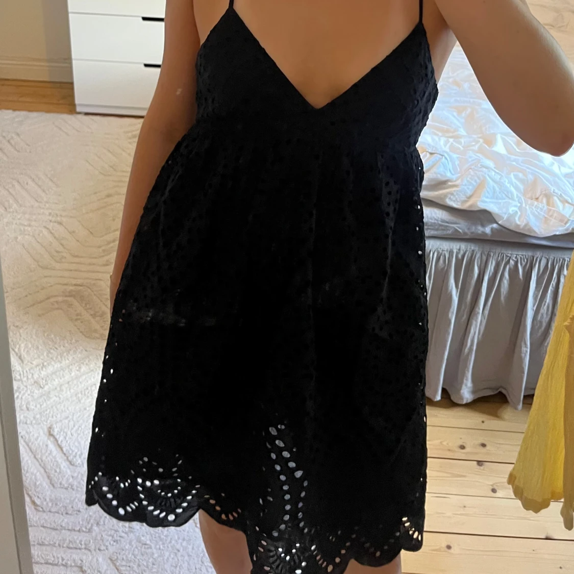 Svart kort klänning med spetsdetaljer - 1