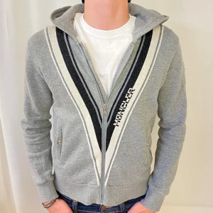 Moncler zip up - Säljer en tvär fet monclar zip up som är i topp skick och köpt på NK , den är i storlek XS - S så passar om man är runt 168-178 , skriv för frågor eller likande 🤗