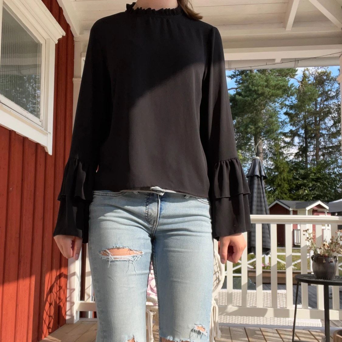 Svart volangblus från Gina Tricot