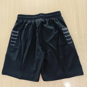 Svarta träningsshorts från Under Armour - Snygga svarta träningsshorts från Under Armour med elastisk midja och snörning. Shortsen har logga och text i grått på benen, samt praktiska fickor. Perfekta för gymmet eller löprundan, tillverkade i lätt och snabbtorkande syntetmaterial.helt oanvänd möts upp i goteborg