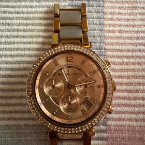 Michael Kors klocka - Säljer klockan Michael Kors. Armband är i behov att fixas och saknas fyra små diamanter och behov att byta batteri, annars den funkar som den ska. 