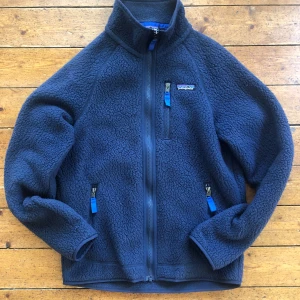 Patagonia fleecejacka - Riktig snygg fleece från patagonia. Den har bara använts 10 gånger. Ny skick. Jag skickar inon 1-2 dagar.