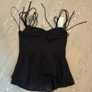 Svart topp med tunna band Zara xs - Svart topp från Zara i storlek xs. Toppen är slut på hemsidan vad jag kan se men säljer den för 350kr till att börja med så får vi se. Den är helt ny och prislappen är kvar🥰