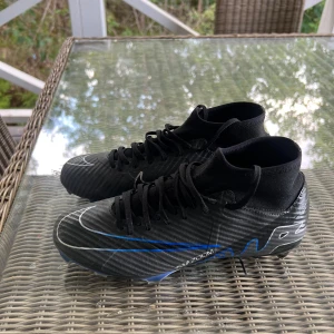 Nike Mercurial - fotbollsskor 40 - Nike Mercurial fotbollskor i storlek 40, använda max 5 gånger på konstgräs, inga skador eller defekter, ingen lukt heller. Säljs pga de är för små. Priset kan diskuteras.