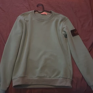 Grön sweatshirt från Stone Island - Säljer den då den inte riktigt passar längre men samtidig väldigt sparsamt använd (typ 5 gånger) säljs billigare då jag rivit av grejen unuti med qr coden men kan säkert försöka få tag i kvittot. Pris är inte hugget i sten!!