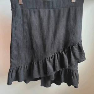 Vilangkjol - Volangkjol från Nelly. Använd två gånger och storlek L 