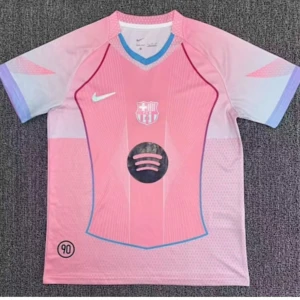 Rosa FC Barcelona fotbollströja Nike - Snygg rosa FC Barcelona fotbollströja från Nike med klubbmärke och Spotify-logga på bröstet. Tröjan har korta ärmar med ljusblå detaljer och sportig design. Perfekt för dig som vill sticka ut på planen eller på läktaren.