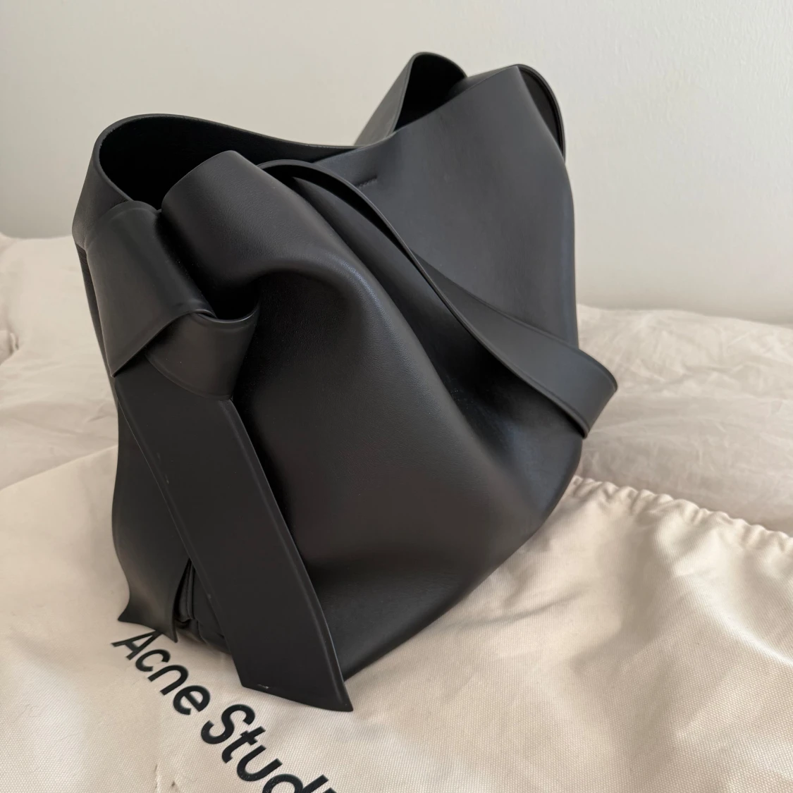 Svart väska från Acne Studios - 1