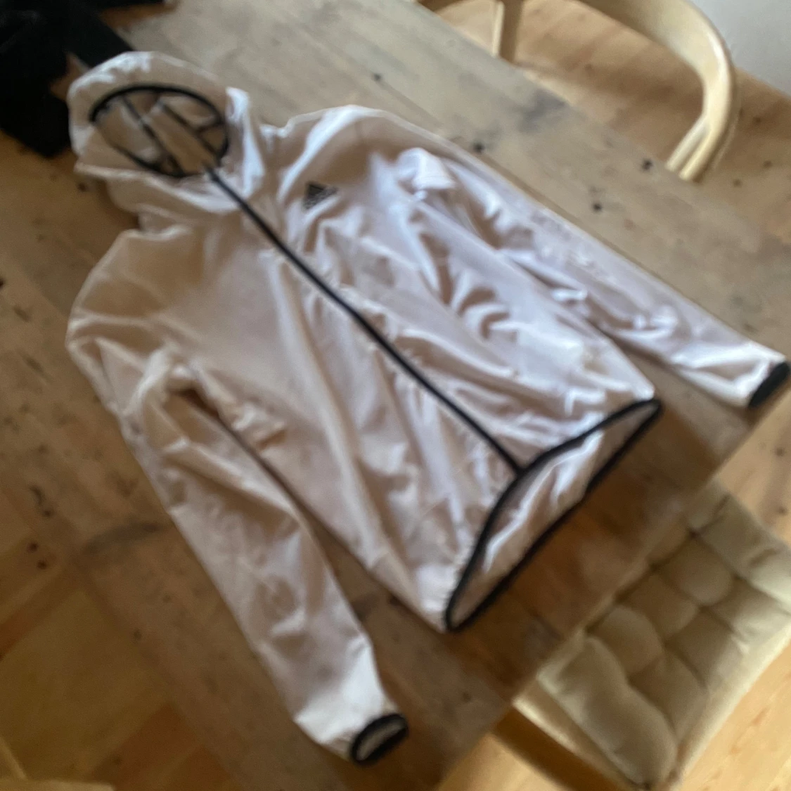 Vit vindjacka från Adidas med huva - 2