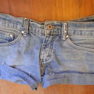 Lågmidjade jeansshorts  - Superfina som tyvvär blivit försmå för mig. KOM GÄRNA MED PRISFÖRLAG VID SNABB AFFÄR🥰🥰🥰