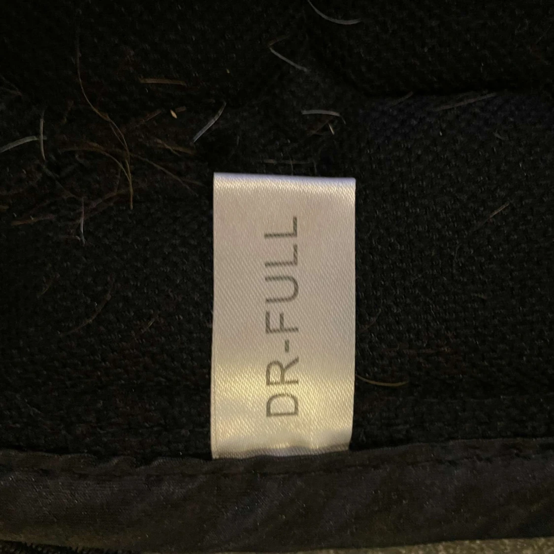 Svart Equito huva med guld-detaljer och ett matchande shcabrak  - 4