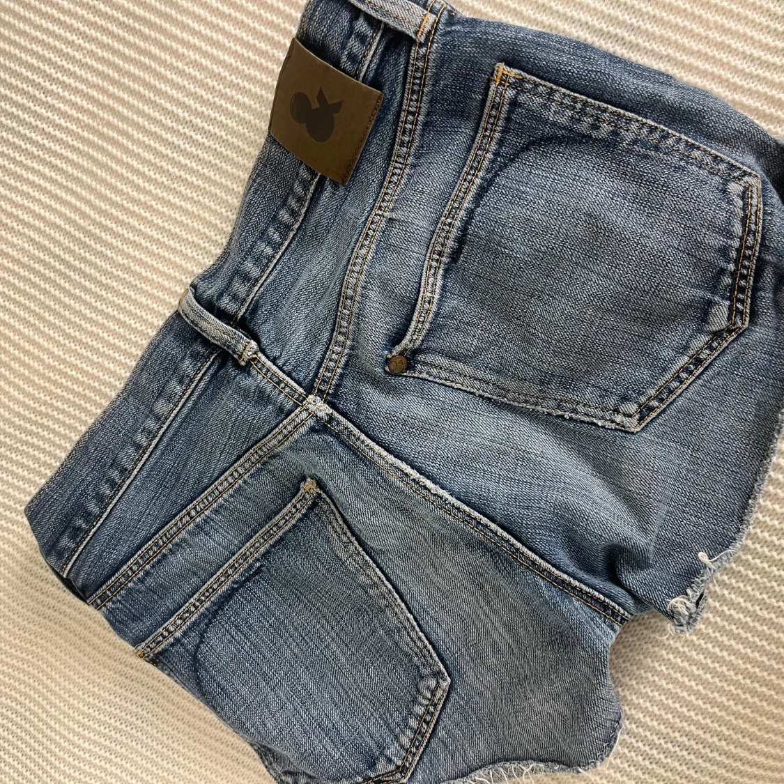 Lowwaist blåa jeansshorts  - 1