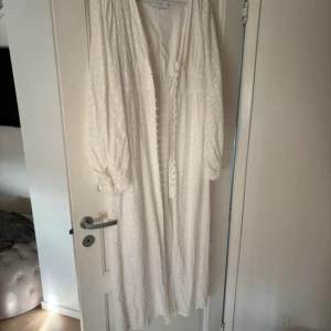 Adoore inspirerad klänning - Så lik den kan bli. Den är använd men finns inga synlig defekter på den. Tyvärr förstor för mig.