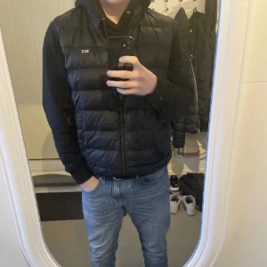 Svart dunväst med dragkedja - Riktigt snygg Tommy Hilfiger väst | Inga märken eller slitage | Nypris: 1200kr | Stl M