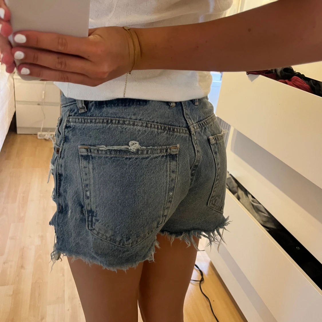 Blå slitna jeansshorts med fransar - 1